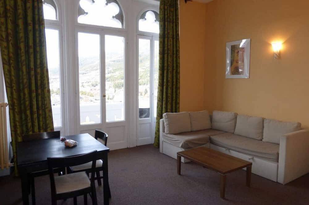 Entire apartment, 3-room apartment with terrace and parking in Jausiers in Jausiers, Mercantour National Park