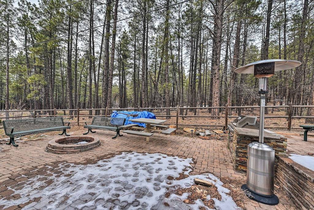 Neu! Munds Park Cabin mit möbliertem Deck & Feuerstelle! in Munds Park, Oak Creek Canyon