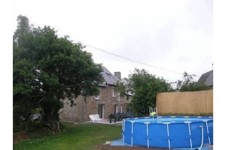 Location de vacances pour 20 personnes, avec Jacuzzi à Baguer-Pican
