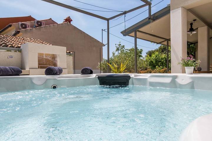 Villa für 8 Personen, mit Balkon/Terrasse und Garten sowie Sauna in Premantura