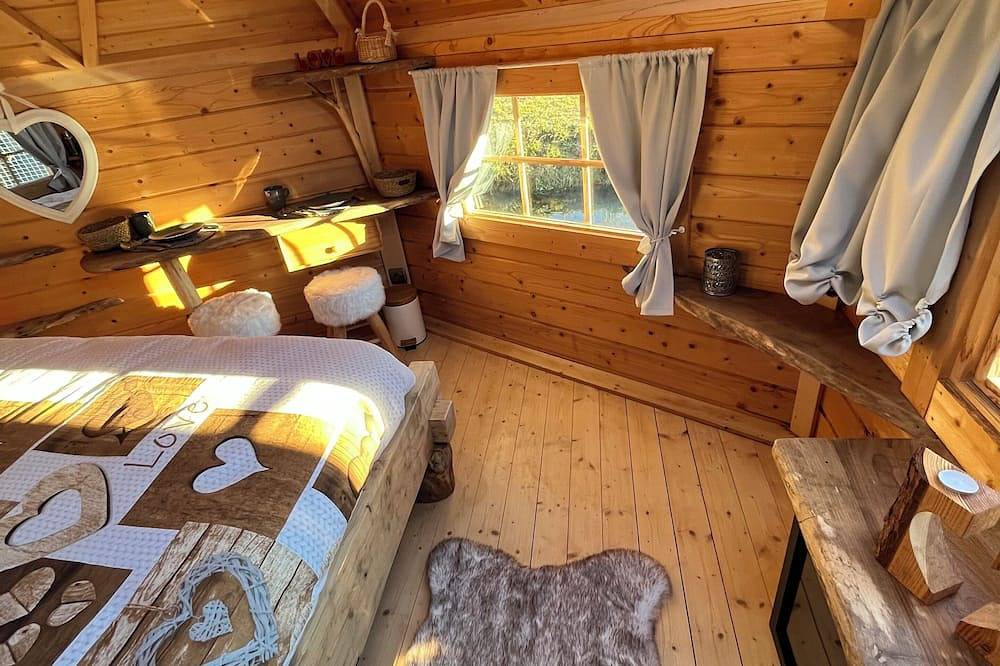 Kota room with wood-heated Finnish spring-water bath in Saint-Dié-des-Vosges