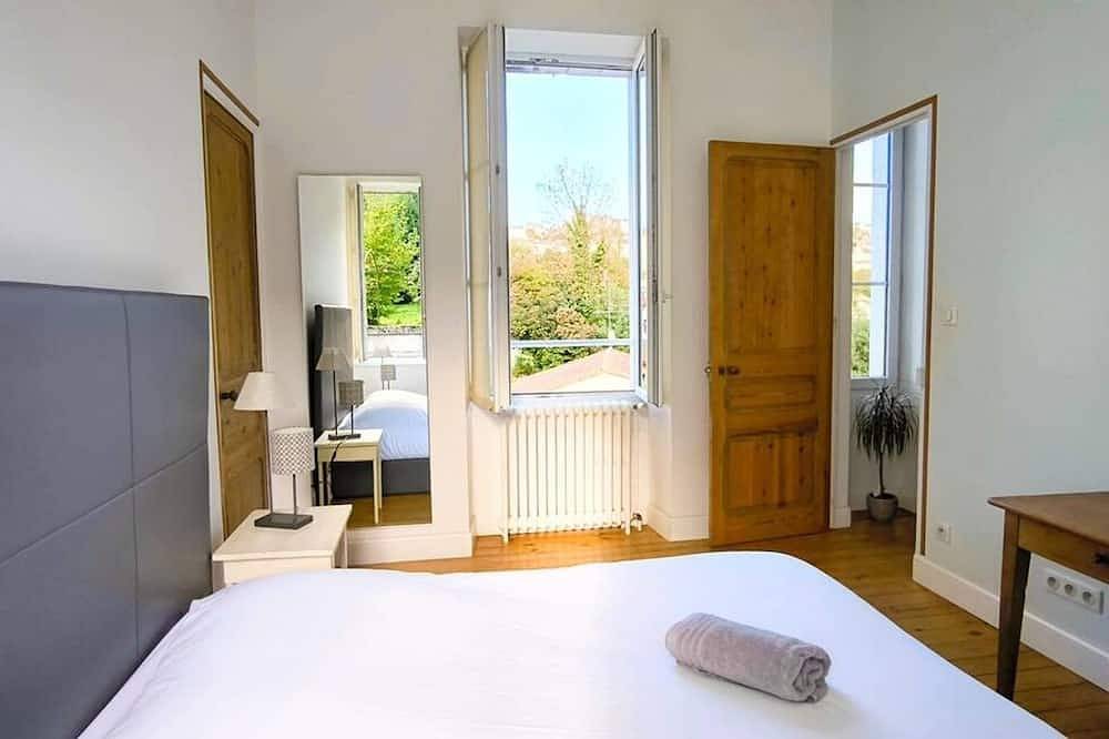 Entire apartment, Maison pour 6personnes située à Angoulême avec Jardin et parking privé <br>Entre 90€ et 150€ par nuit selon la saison in Angoulême, Charente