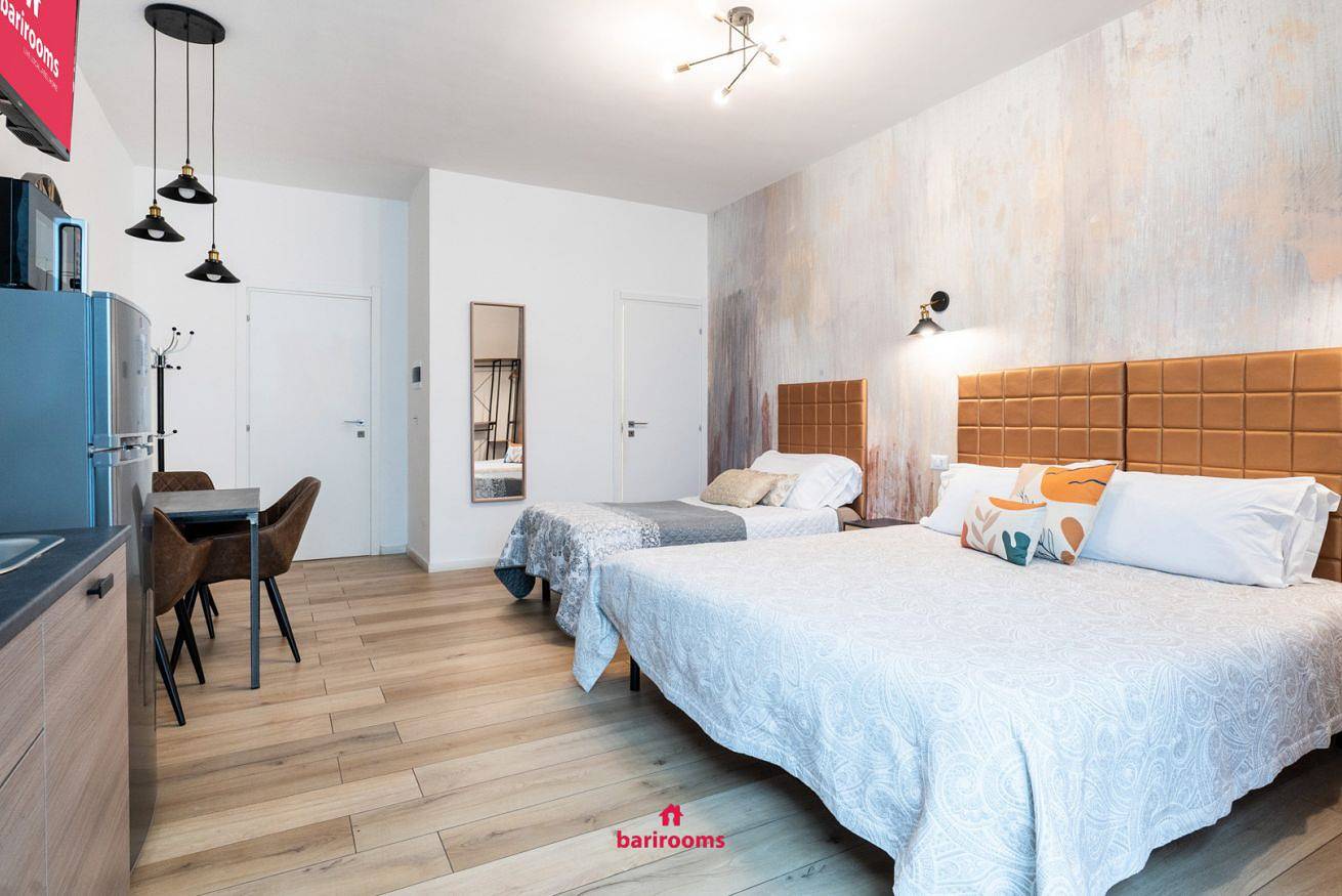 Ganze Wohnung, Barirooms — Dreibettzimmer Savoia -  Frühstück inklusive in Bari, Bari Provinz