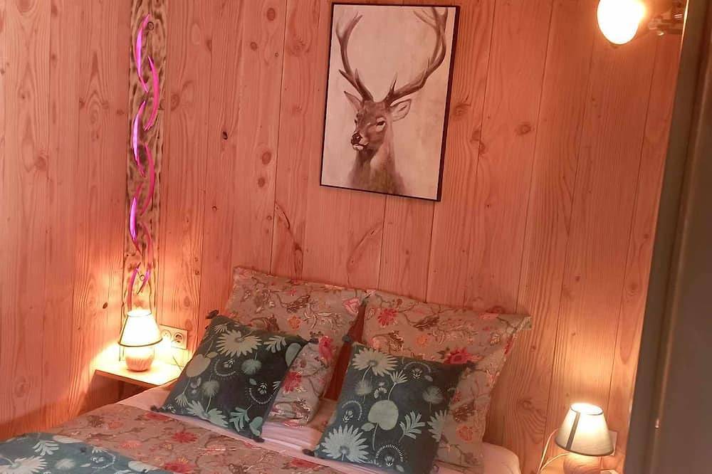Cabane maxi tiny, gite et chambres au calme en lisière de forêt avec étang pêche in Alligny-en-Morvan, Parc naturel régional du Morvan