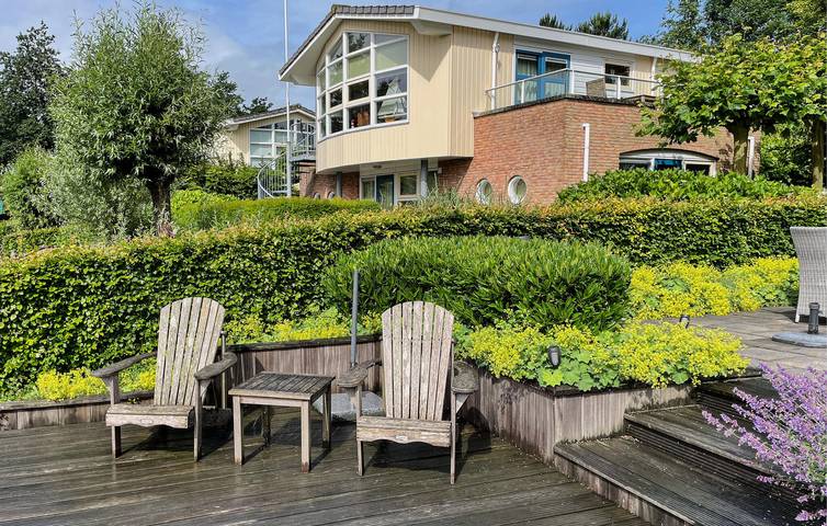 Ferienhaus für 6 Personen, mit Terrasse und Whirlpool sowie Garten und Seeblick in Workum