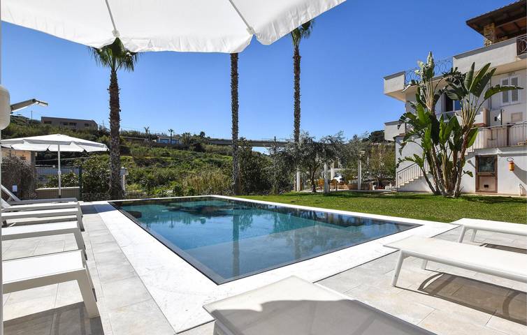 Location de vacances pour 23 personnes, avec terrasse ainsi que piscine et jardin, animaux acceptés à Balestrate - 2