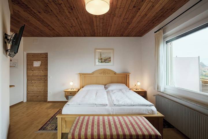 Entire apartment, Sunny apartment in an ideal location to Lake Kaltern, historic village, grapevines in Kalterer See, Kaltern an der Weinstraße