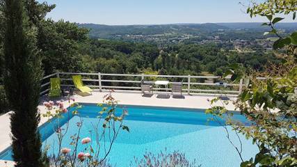 Location de vacances pour 2 personnes, avec vue ainsi que jardin et piscine à Le Bugue