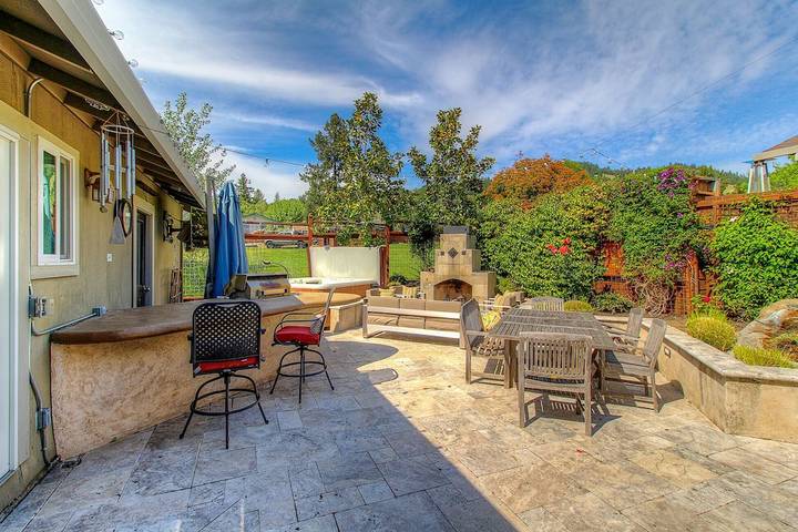 Vacation rental for 8 people, with yard and hot tub in Santa Rosa