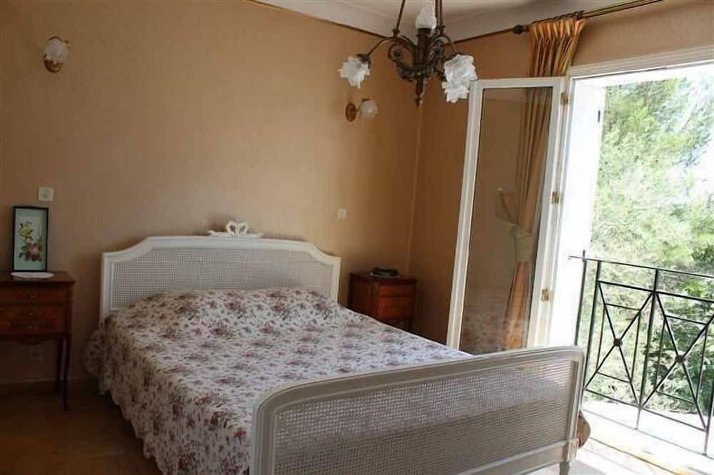 Rocabel\" holiday home with water views in Gattières, Cannes region