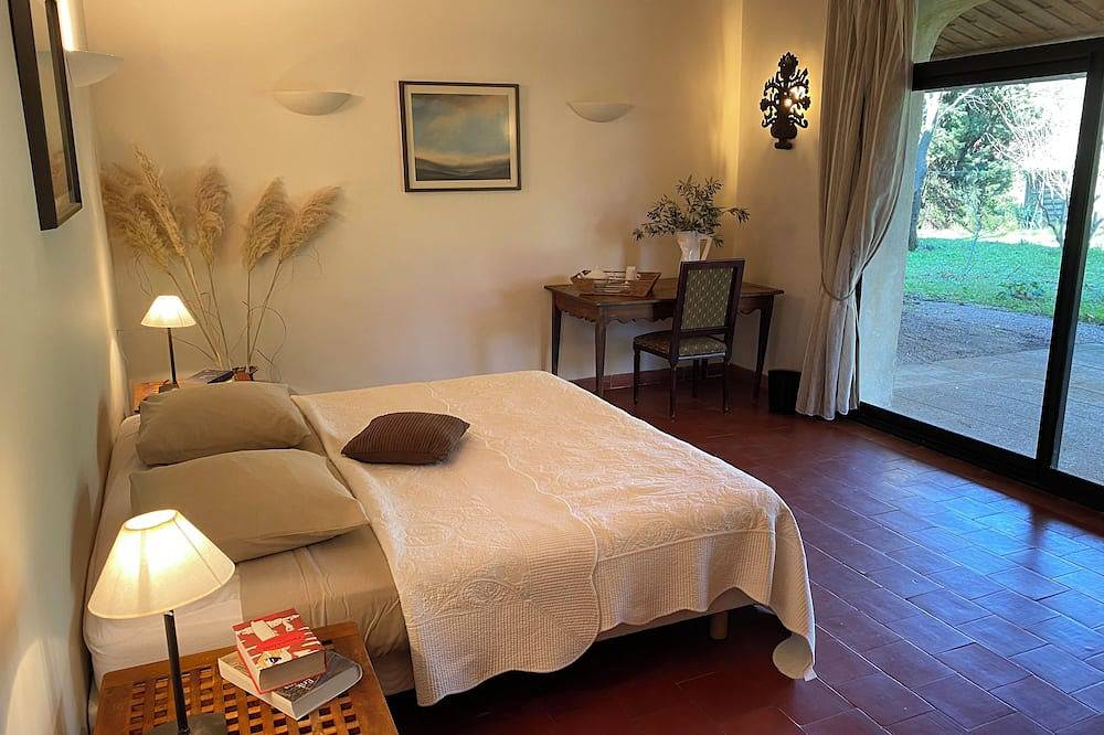 Traditional country house with unusual pool near Orange in Sérignan-du-Comtat, Vaucluse