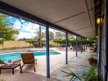 Vacation Rental for 10 Guests in Glendale, Maricopa County, Picture 3