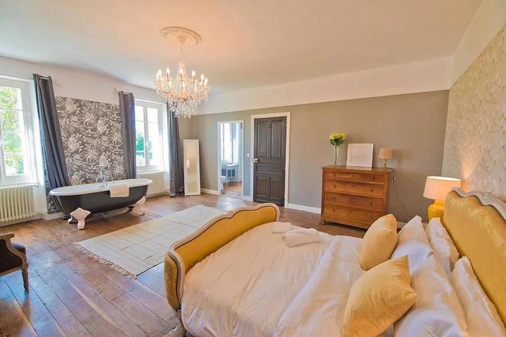 Location de vacances pour 14 personnes, avec piscine et jardin à Chillac - 2