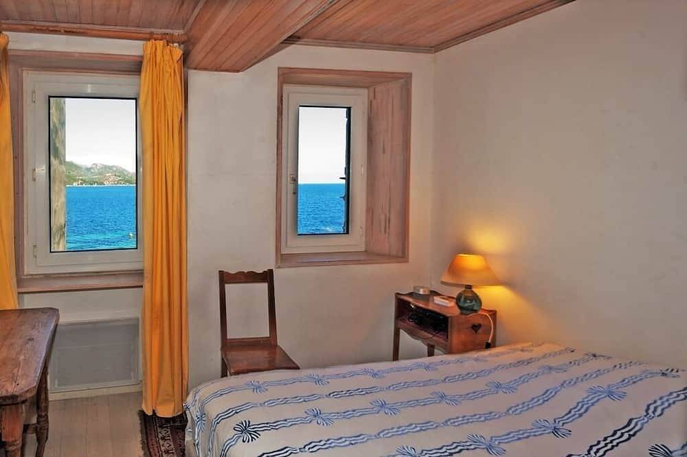 Maison climatisée et chauffée l'hiver accès direct à la mer, 2mn plage in Saint-Florent, Région de Calvi