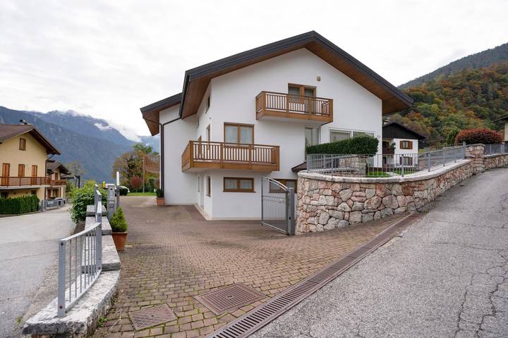 Hel lejlighed, Apartment 'Casa Hueller' with Mountain View, Private Terrace and Wi-Fi in Roncegno Terme, Valsugana