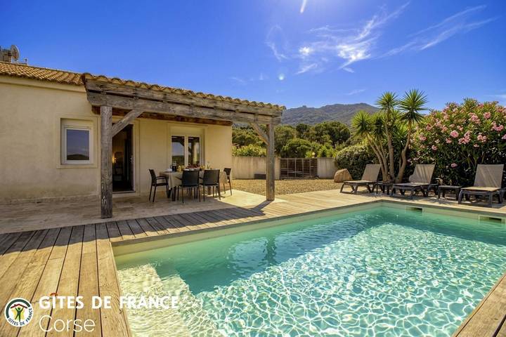 Gîte pour 6 personnes, avec Terrasse et Jardin ainsi que Piscine et Vue