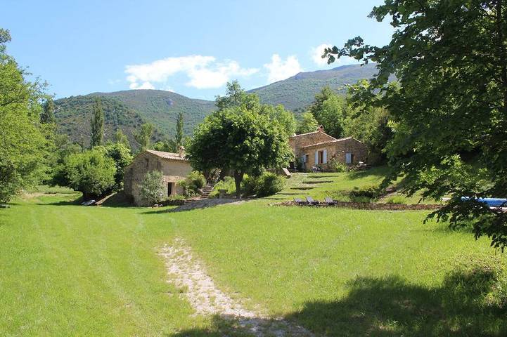 Gîte pour 9 personnes, avec terrasse et jardin, animaux acceptés à Chaudebonne