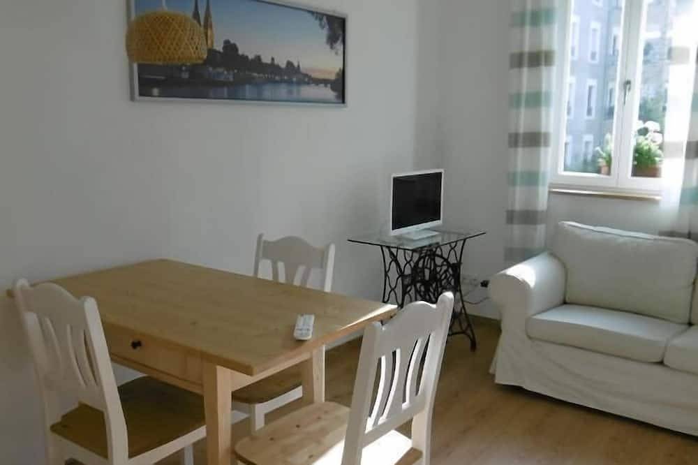 Ganze Wohnung, 39qm-große Ferienwohnung mit Blick in den Garten in Regensburg, Ostbayern