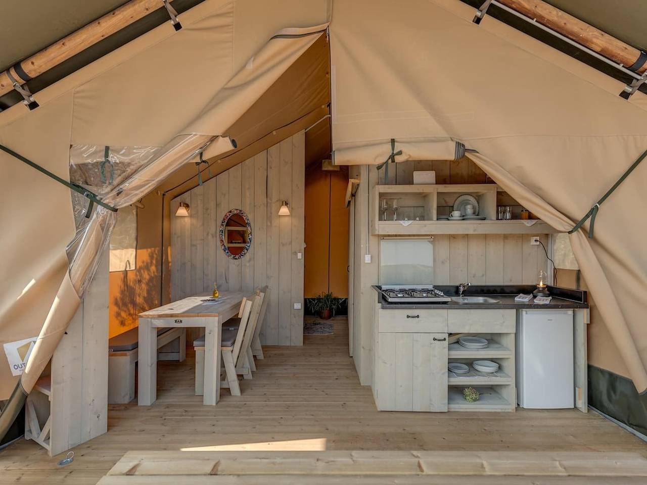 Insel-Glamping für 4 Personen mit Whirlpool in Maslinica, Solta