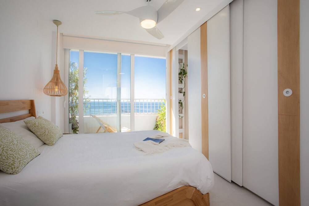 Ganze Wohnung, Tauchen Sie ein in das ultimative Sommererlebnis in diesem exklusiven Designer-Rückzugsort, der für all jene entworfen wurde, die mit maximalem Stil direkt am Meer abschalten möchten. Dieses Apartment, das für die Monate Juni bis September verfügbar in Playa Puebla de Farnals, la Pobla de Farnals