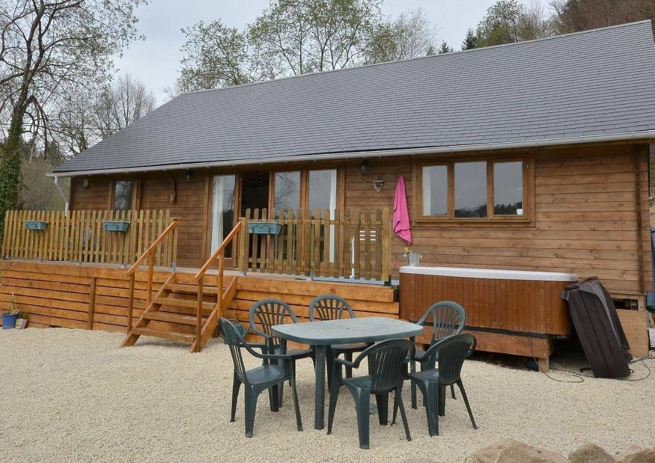 Woodlands Cottage with Hot Tub in Treignac, Région de Tulle