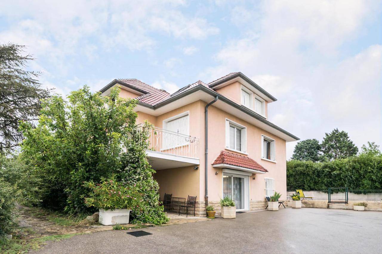 Appartement entier, Appartement Indépendant en maison à 15 Min de Lyon in Saint-Symphorien-d'Ozon, Lyon et ses environs