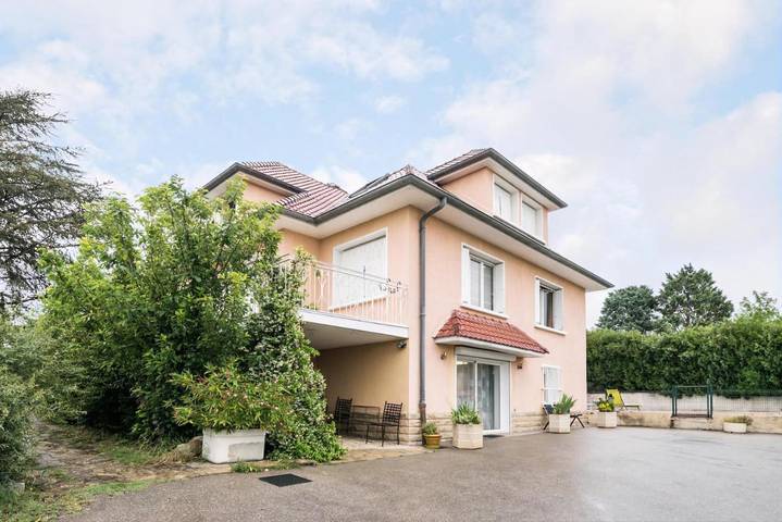 Gîte pour 10 personnes, avec Balcon et Terrasse ainsi que Jardin et Piscine à Saint-Symphorien-d'Ozon