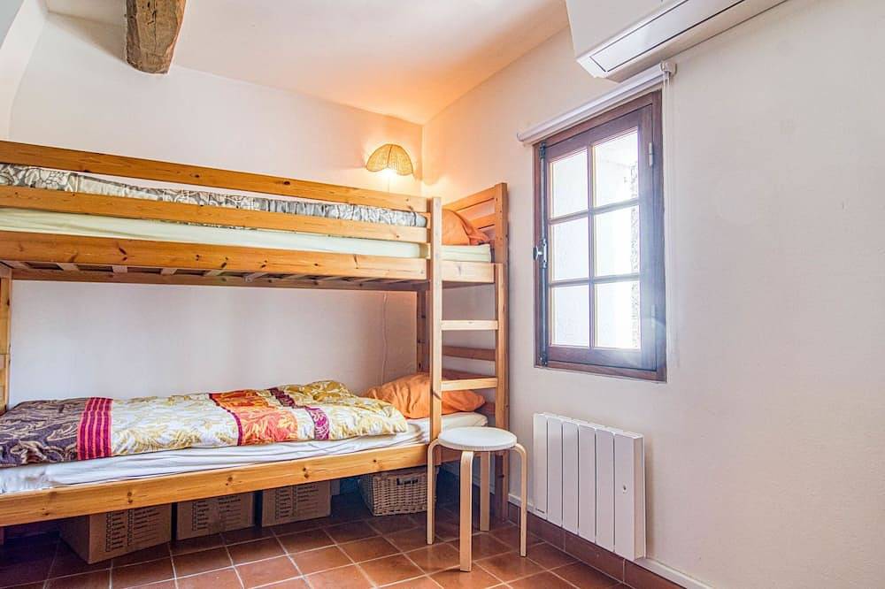 La maison aux volets bleus in Entrecasteaux, Brignoles region