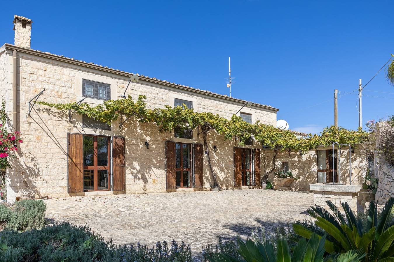 Villa 'Antica Aia Con Piscina' with Private Pool, Wi-Fi and Air Conditioning in Scicli, Ragusa provins
