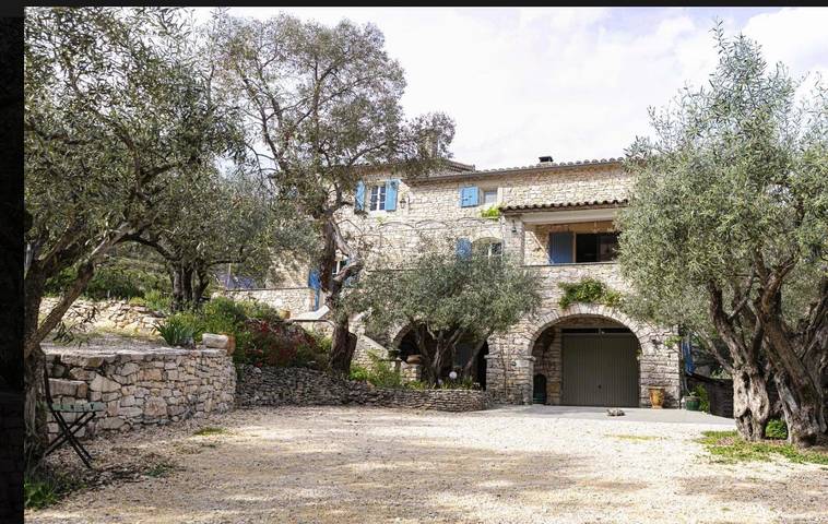 Geheel appartement, Gite du Mouredon bij Vallon-Pont-d’Arc, uitzicht op dorp en grotten in Vallon-Pont-d'Arc, Ardèche