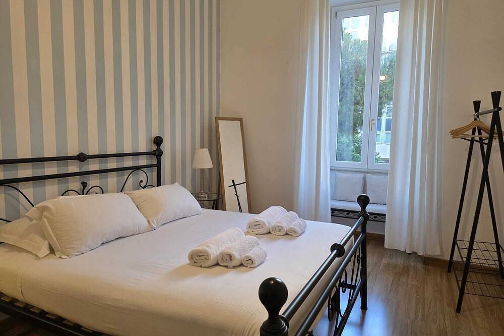 Entire apartment, Mr House - Three Bedroom Apartment, Sleeps 5 in Rome, Rome Province