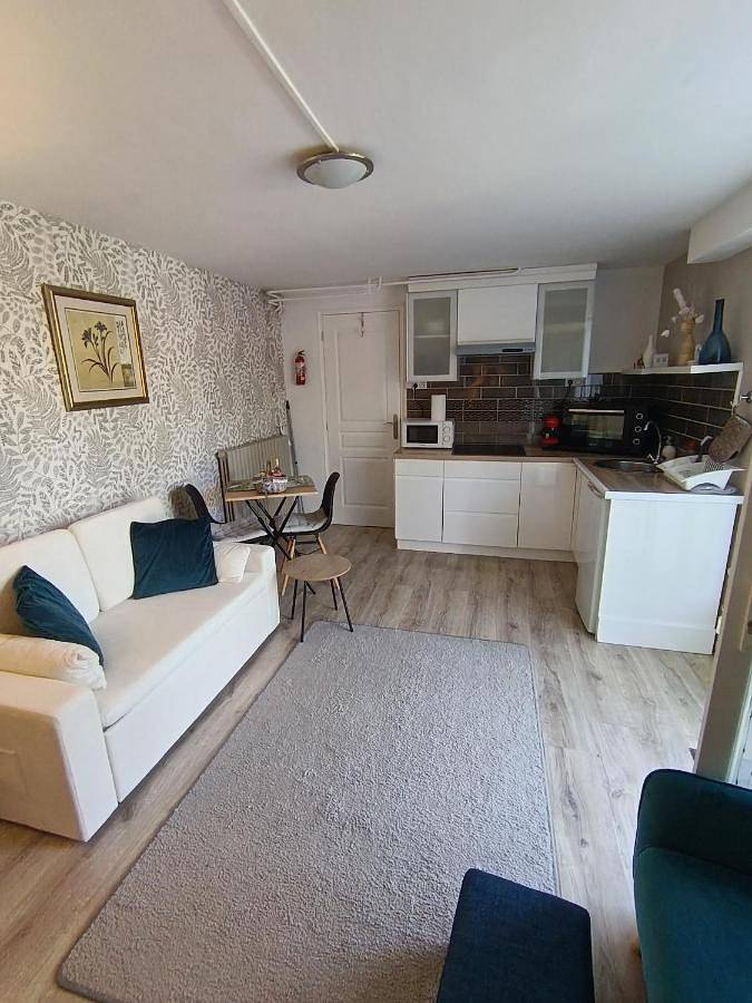 Gîte pour 2 personnes, avec Terrasse ainsi que Jardin et Piscine à Saint-Rabier
