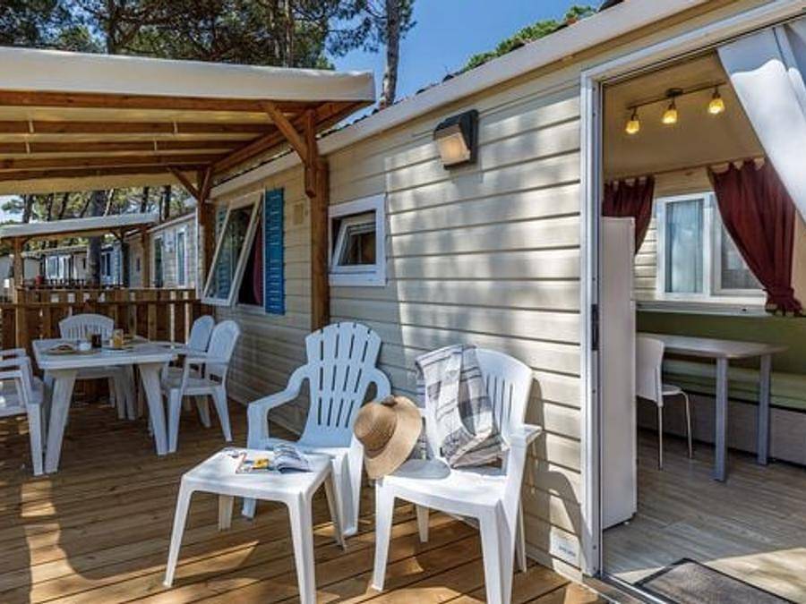 Camping Bella Italia - Mobilhome 6 personnes - Confort | 2 Chambres | Capacité 4-6 personnes | Terrasse semi-couverte | 1 Salle de bain | Climatisation in Peschiera del Garda, Montagnes autour du lac de Garde