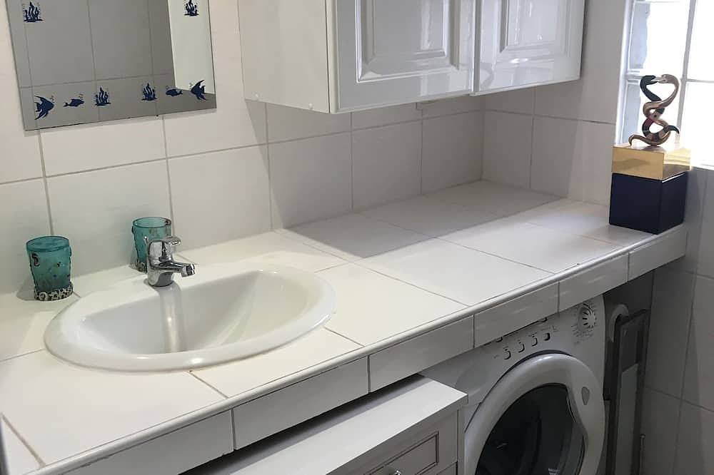 Quiet Mazet nestled in a private cul-de-sac south-facing terrace air-conditioned living room in Sarrians, Vaucluse