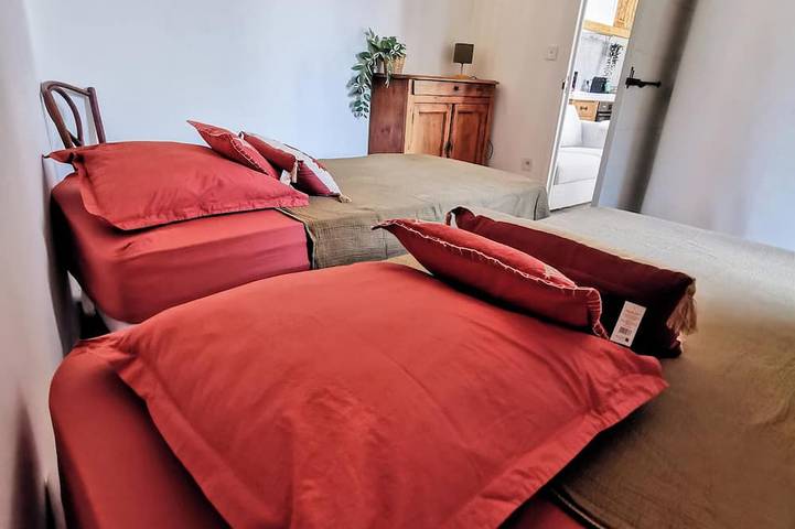 Mas en pierre, piscine et jardin privés, 2ch, 5 pers, 10min du Pont du Gard in Meynes, Région de Nîmes