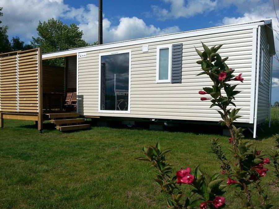 Flower Camping Loire et Châteaux - Mobilheim 4 personen - Standard 27m² (2 Zimmer) + integrierte Terrasse in Bréhémont, Loire-Tal