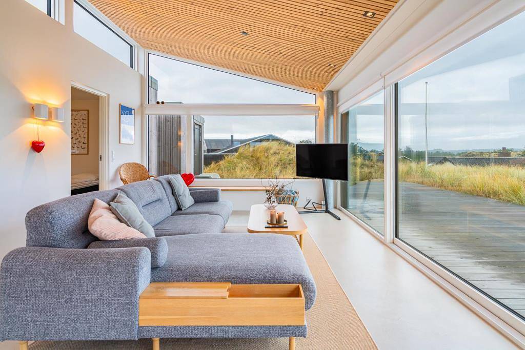 Smagfuldt indrettet  sommerhus med panorama udsigt over Henne Strand by, beliggende Falkevej 12. in Henne, Varde (Danmark)