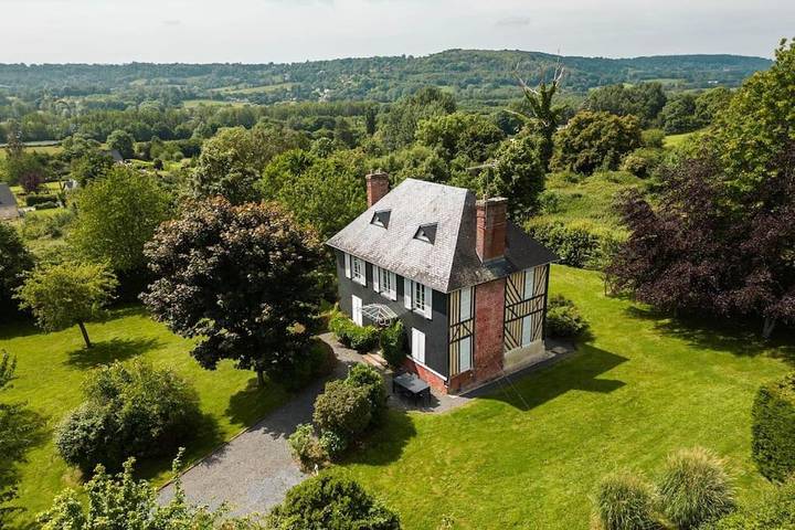 Location de vacances pour 8 personnes, avec Terrasse ainsi que Jardin et Vue à Le Breuil-en-Auge