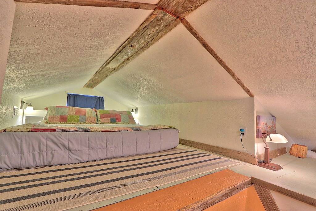 Sunflower Ridge Cabin - Charming Romantic Getaway in Hays County