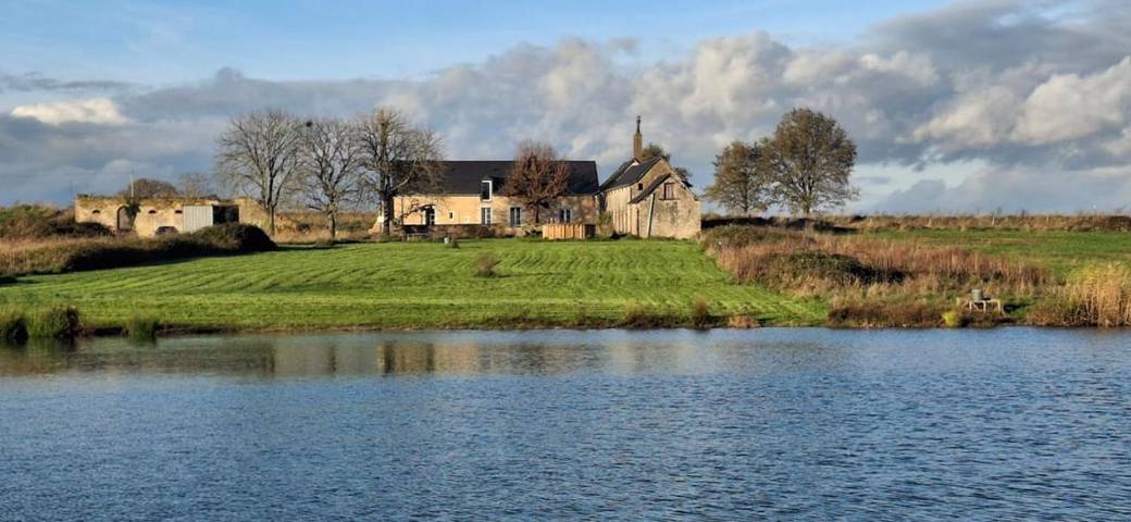 Location de vacances pour 14 personnes, avec Terrasse et Jardin ainsi que Piscine et Vue sur le lac à Bouère
