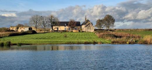 Location de vacances pour 14 personnes, avec vue sur le lac et piscine ainsi que jardin et vue, animaux acceptés à Bouère