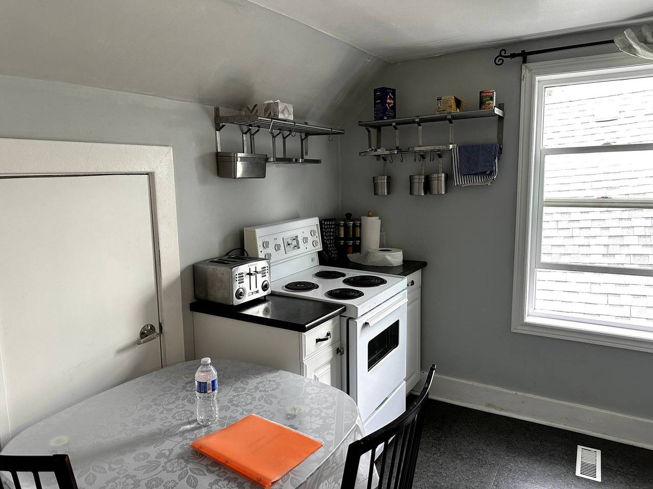 Apartamento entero, Acogedora suite dúplex en el segundo piso in Winnipeg, Manitoba