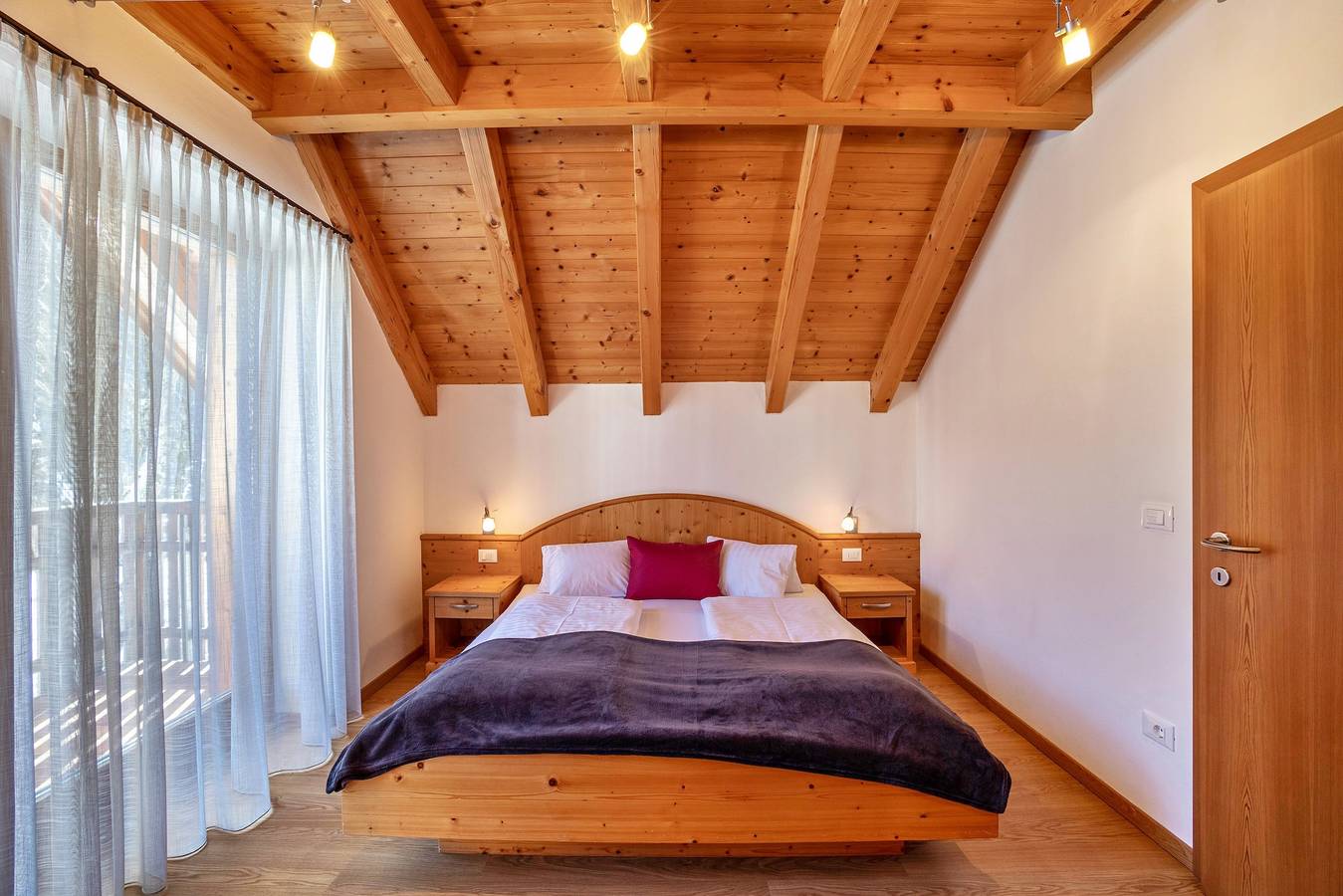 Casa vacanze "Apartments Perfila Ferienchalet" con vista sulle montagne, terrazza e Wi-Fi in Valdaora, Dolomiti Superski