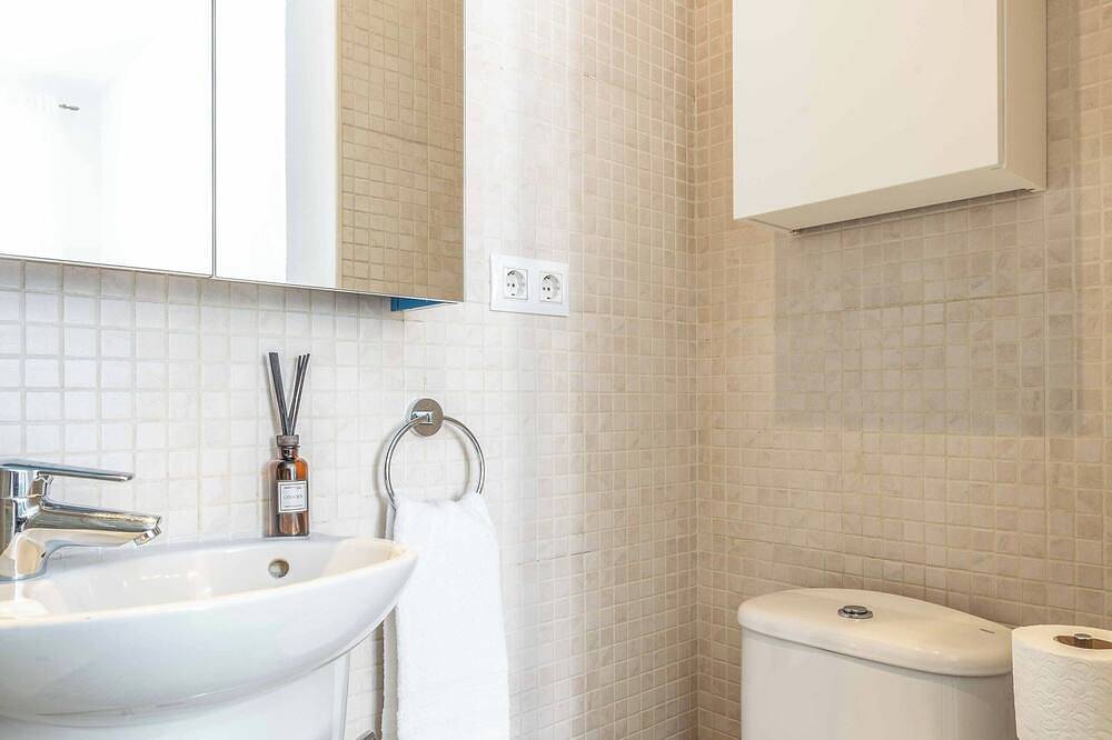 Entire apartment, Descubre el encanto de vivir en el corazón de Madrid con este sofisticado apartamento situado en el vibrante barrio de Chueca, justo al lado del emblemático Mercado de San Antón. in Centro (Madrid), Madrid
