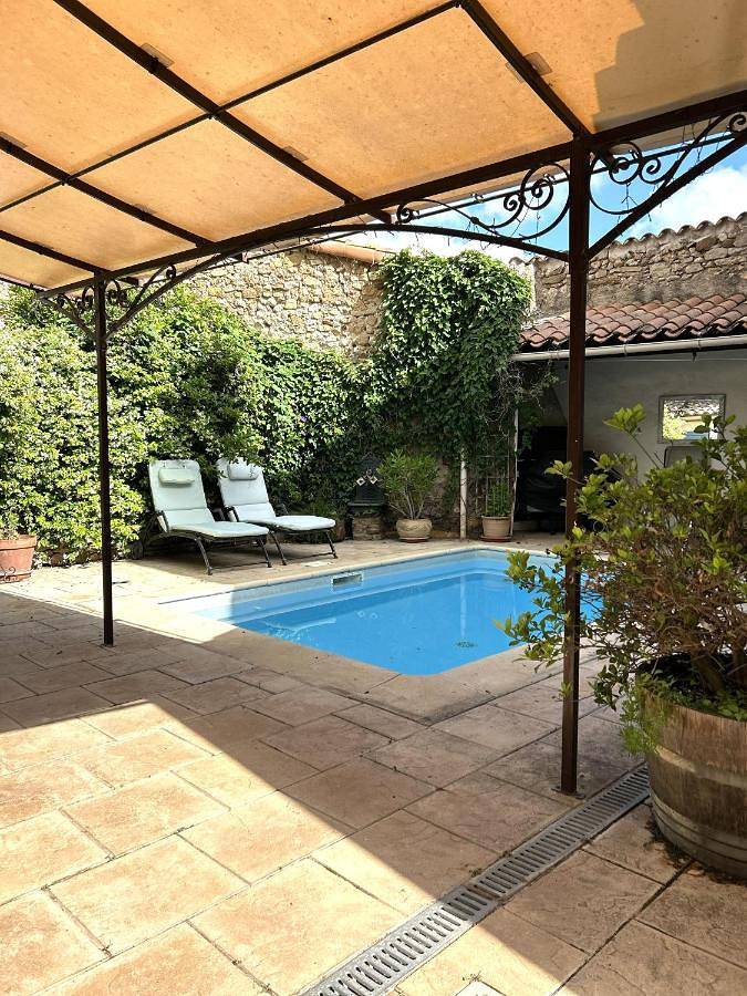 Location de vacances pour 6 personnes, avec vue ainsi que jardin et piscine à Quarante