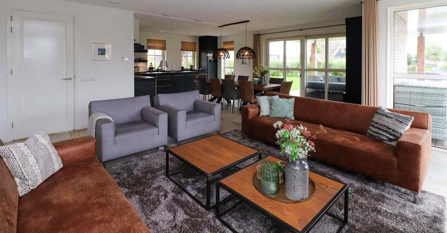 Luxuriöse Wasservilla für 8 Personen mit finnischer Sauna und Terrasse am Wasser. in Delfstrahuizen, Friesland