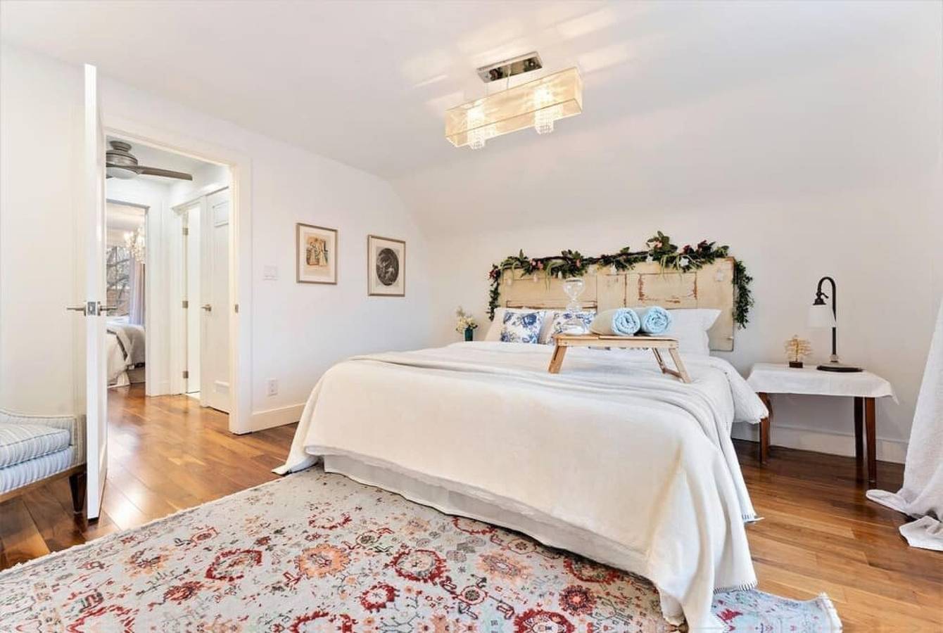 Spacious 2bdrm home in Burlington in Burlington (Ontario), Lake Ontario (Canada)