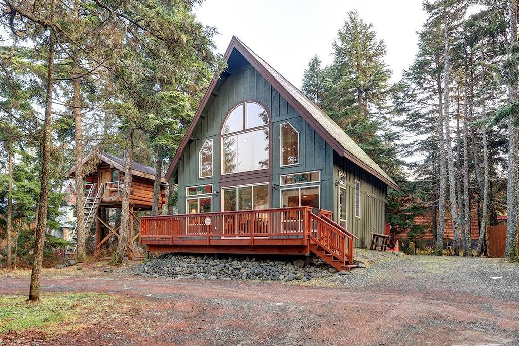 Stunning retreat near the slopes w/ private sauna, gas grill, & spacious deck in Girdwood, Anchorage