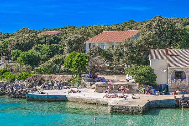 Villa für 6 Personen, mit Meerblick und Balkon sowie Terrasse und Garten in Novalja