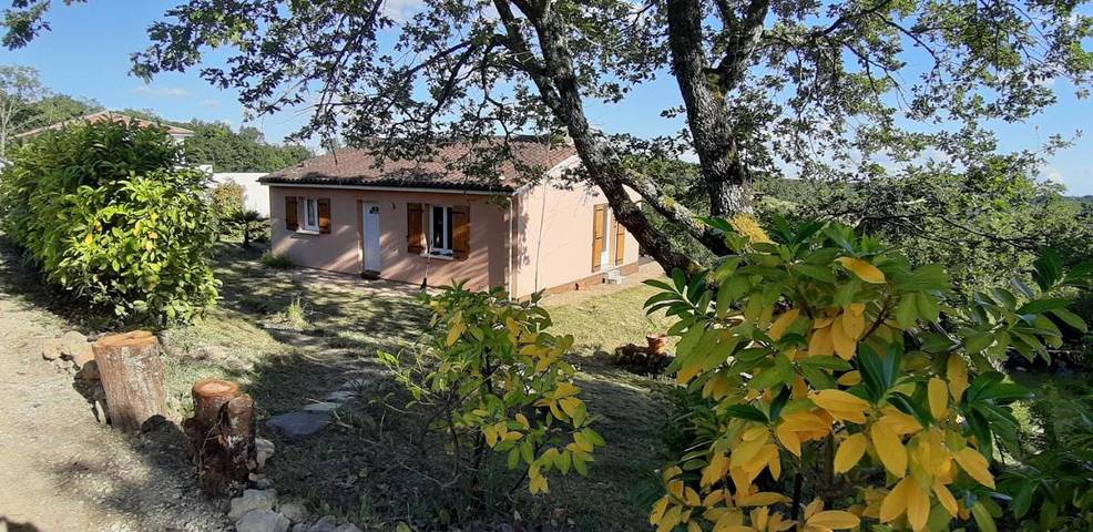 Location de vacances pour 4 personnes, avec vue et terrasse à Notre-Dame-de-Sanilhac